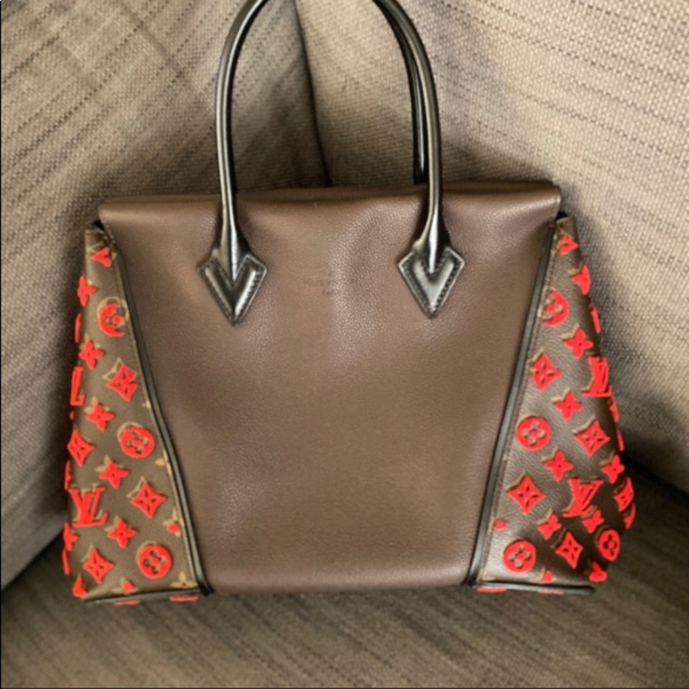 Lv rare cashmire bag ! Raised lv logo gorgeous